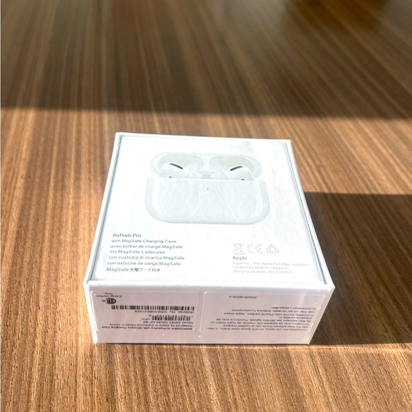 Apple AirPods Pro. Open box. Ask for more pictures if...